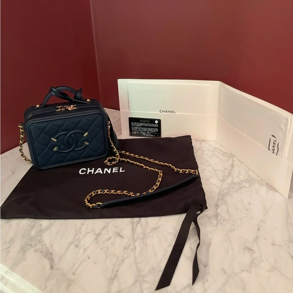 Chanel Caviar CC Filigree Vanity Case - Picture 2 of 11